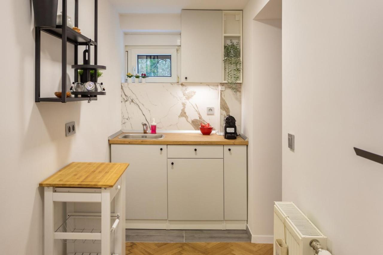 Modern Studio Near British Square Apartment Zagreb Bagian luar foto